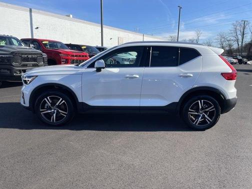 2025 Volvo XC40 B5 Core Bright Theme
