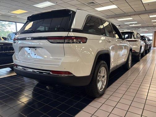 2025 Jeep Grand Cherokee Laredo