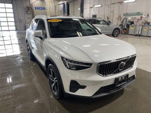 Crystal White Pearl 2025 Volvo XC40 B5 Core Bright Theme