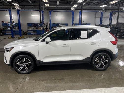 Crystal White Pearl 2025 Volvo XC40 B5 Core Bright Theme