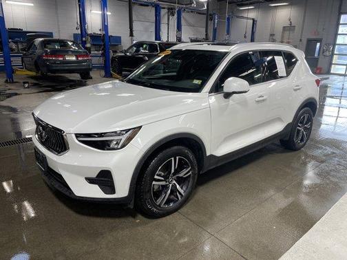 Crystal White Pearl 2025 Volvo XC40 B5 Core Bright Theme