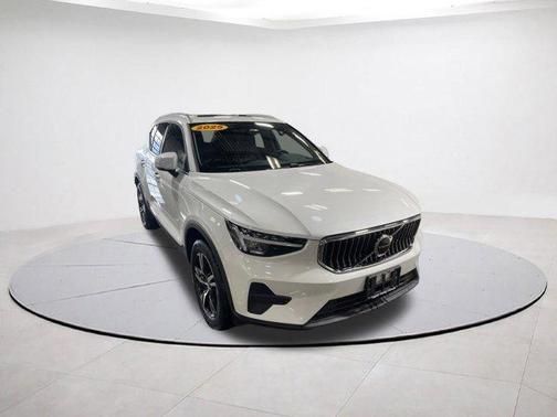 2025 Volvo XC40 B5 Core Bright Theme