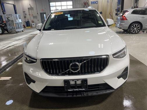 Crystal White Pearl 2025 Volvo XC40 B5 Core Bright Theme