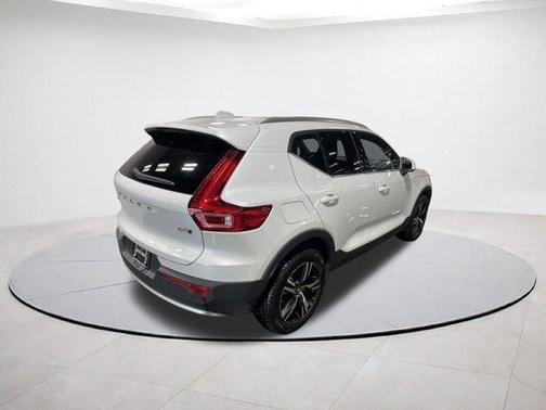 2025 Volvo XC40 B5 Core Bright Theme