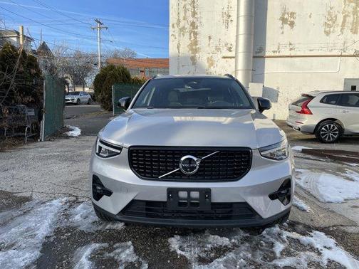 2025 Volvo XC40 B5 Plus Dark Theme