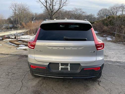 2025 Volvo XC40 B5 Plus Dark Theme