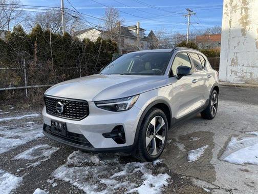 2025 Volvo XC40 B5 Plus Dark Theme