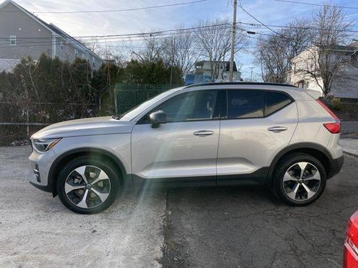 2025 Volvo XC40 B5 Plus Dark Theme