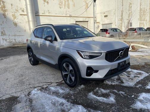 2025 Volvo XC40 B5 Plus Dark Theme