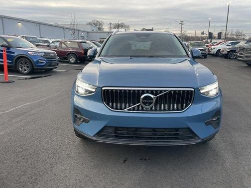 2025 Volvo XC40 B5 Plus Bright Theme