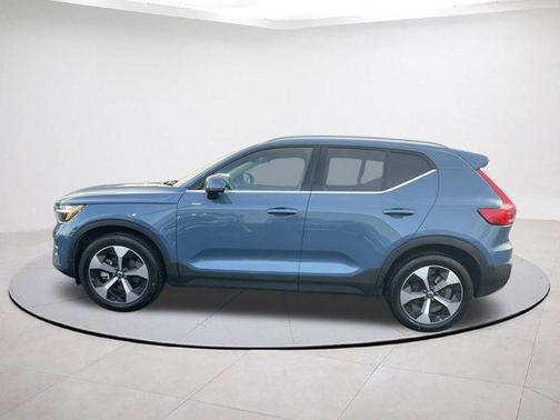 2025 Volvo XC40 B5 Plus Bright Theme
