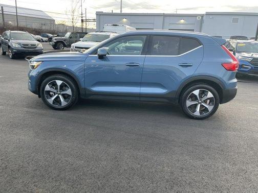 2025 Volvo XC40 B5 Plus Bright Theme