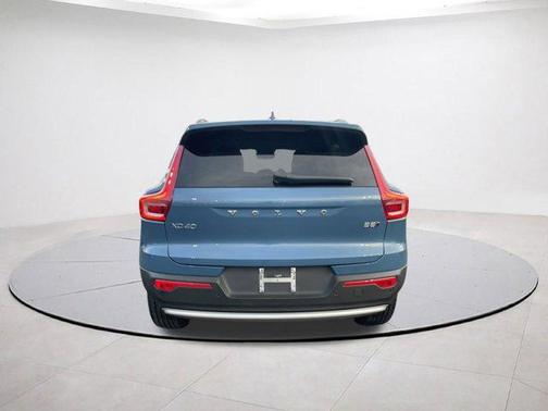 2025 Volvo XC40 B5 Plus Bright Theme