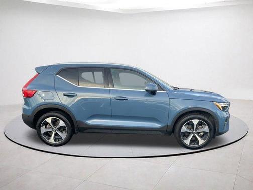 2025 Volvo XC40 B5 Plus Bright Theme