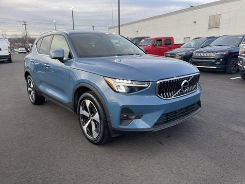 2025 Volvo XC40 B5 Plus Bright Theme