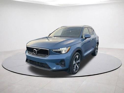 2025 Volvo XC40 B5 Plus Bright Theme