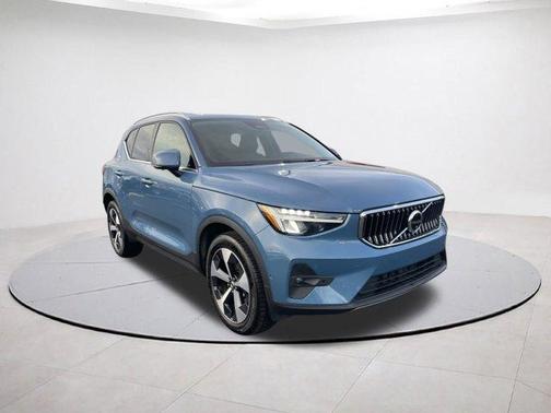 2025 Volvo XC40 B5 Plus Bright Theme
