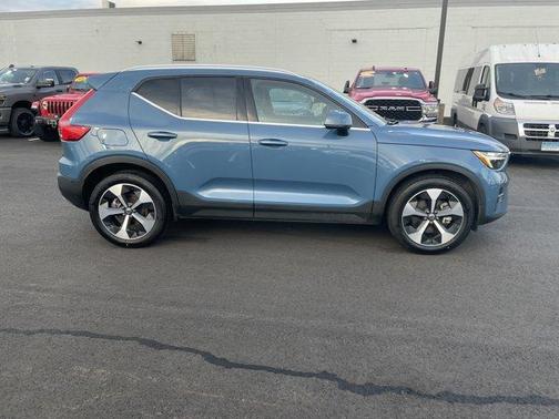 2025 Volvo XC40 B5 Plus Bright Theme