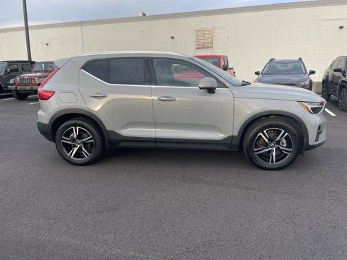 2025 Volvo XC40 B5 Core Bright Theme