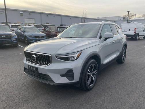 2025 Volvo XC40 B5 Core Bright Theme