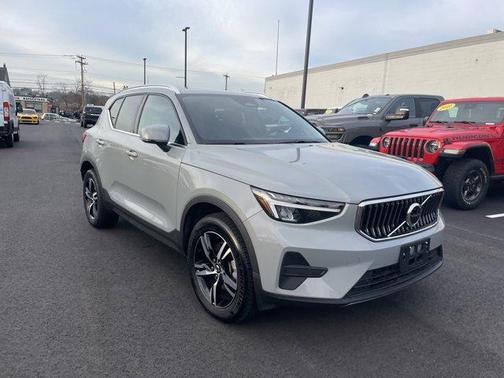 2025 Volvo XC40 B5 Core Bright Theme