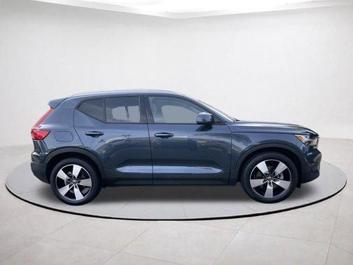 2022 Volvo XC40 T5 Momentum
