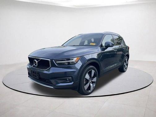 2022 Volvo XC40 T5 Momentum