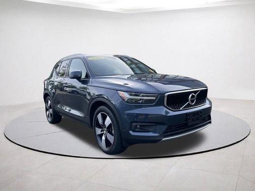 2022 Volvo XC40 T5 Momentum