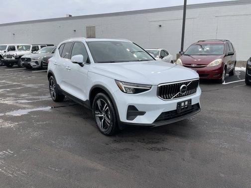 2025 Volvo XC40 B5 Core Bright Theme