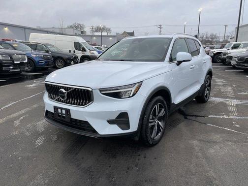 2025 Volvo XC40 B5 Core Bright Theme