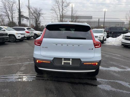 2025 Volvo XC40 B5 Core Bright Theme