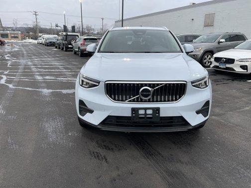 2025 Volvo XC40 B5 Core Bright Theme