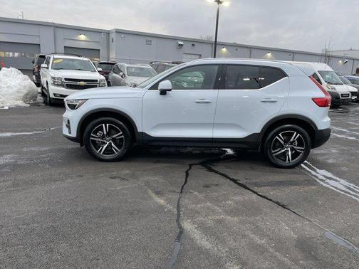 2025 Volvo XC40 B5 Core Bright Theme
