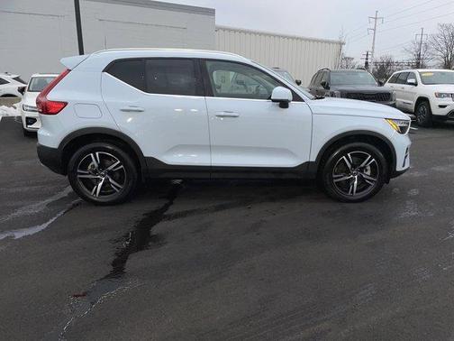 2025 Volvo XC40 B5 Core Bright Theme