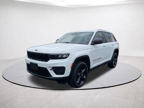Bright White Clearcoat 2023 Jeep Grand Cherokee Altitude