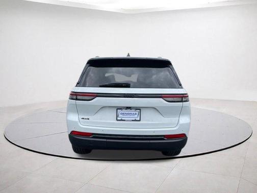 Bright White Clearcoat 2023 Jeep Grand Cherokee Altitude