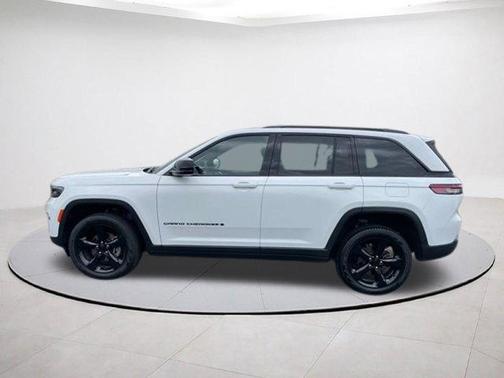 Bright White Clearcoat 2023 Jeep Grand Cherokee Altitude
