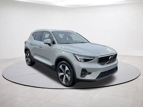 2025 Volvo XC40 B5 Plus Bright Theme