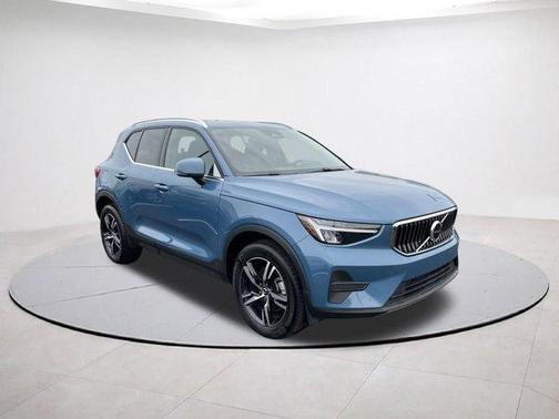 2025 Volvo XC40 B5 Core Bright Theme