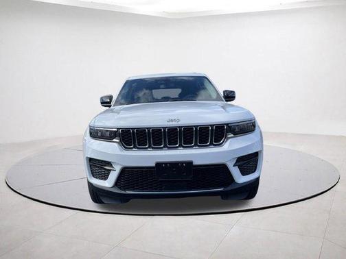 Bright White Clearcoat 2023 Jeep Grand Cherokee Laredo