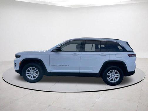 Bright White Clearcoat 2023 Jeep Grand Cherokee Laredo
