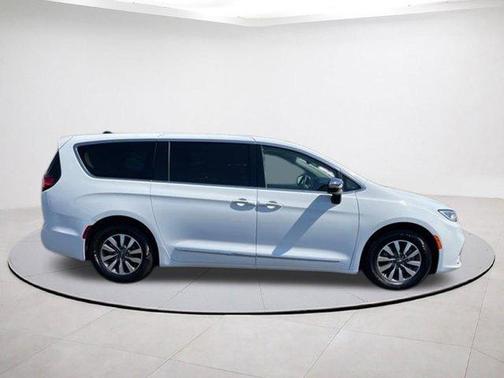 Bright White Clearcoat 2023 Chrysler Pacifica Hybrid Limited