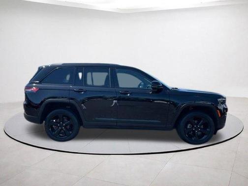 Diamond Black 2024 Jeep Grand Cherokee Laredo