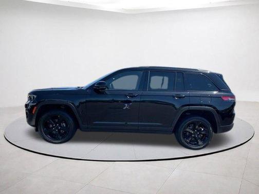 Diamond Black 2024 Jeep Grand Cherokee Laredo