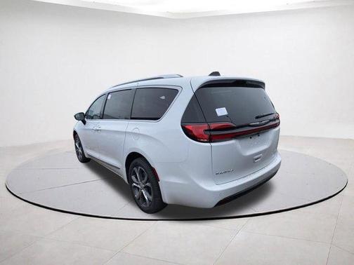 Bright White Clearcoat 2026 Chrysler Pacifica Pinnacle