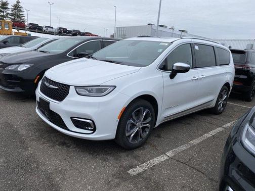 Bright White Clearcoat 2026 Chrysler Pacifica Pinnacle