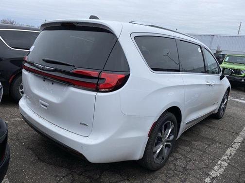 Bright White Clearcoat 2026 Chrysler Pacifica Pinnacle