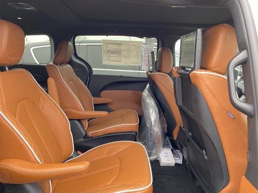 Bright White Clearcoat 2026 Chrysler Pacifica Pinnacle
