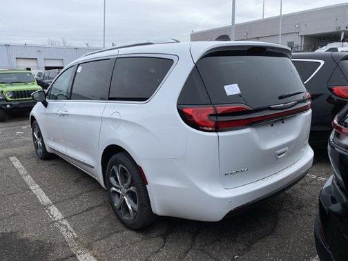 Bright White Clearcoat 2026 Chrysler Pacifica Pinnacle