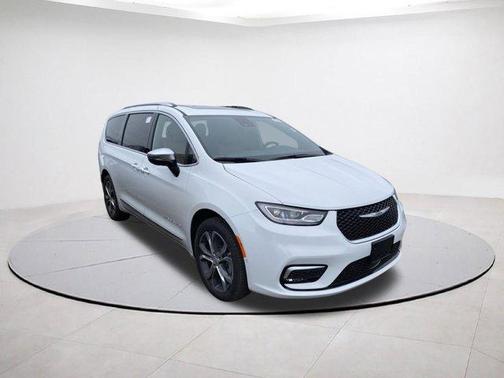 Bright White Clearcoat 2026 Chrysler Pacifica Pinnacle